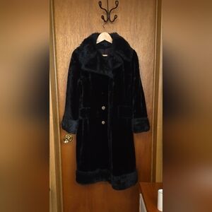 Elegant Vintahe 60s Black Faux Fur Coat